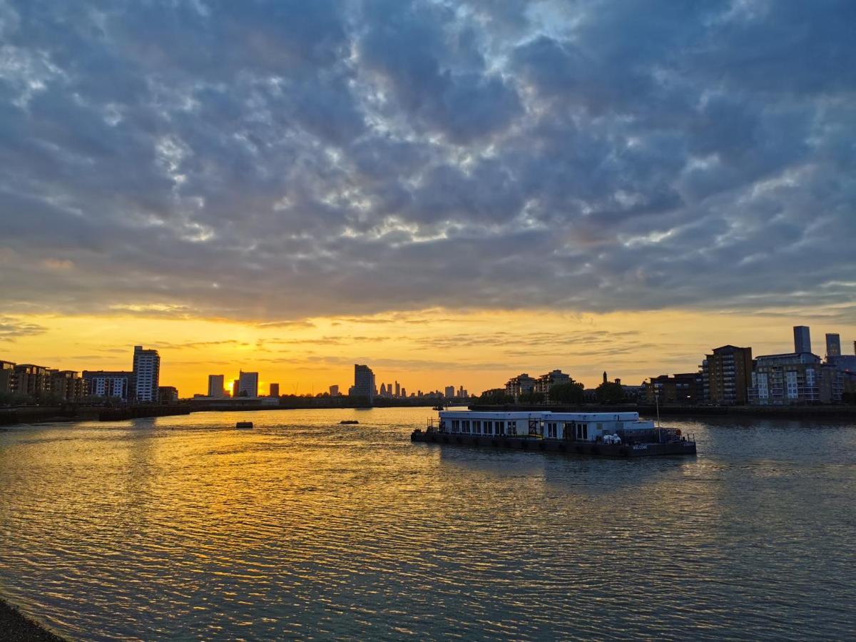 Homestay Room With Stunning Thames River View Лондон Екстериор снимка