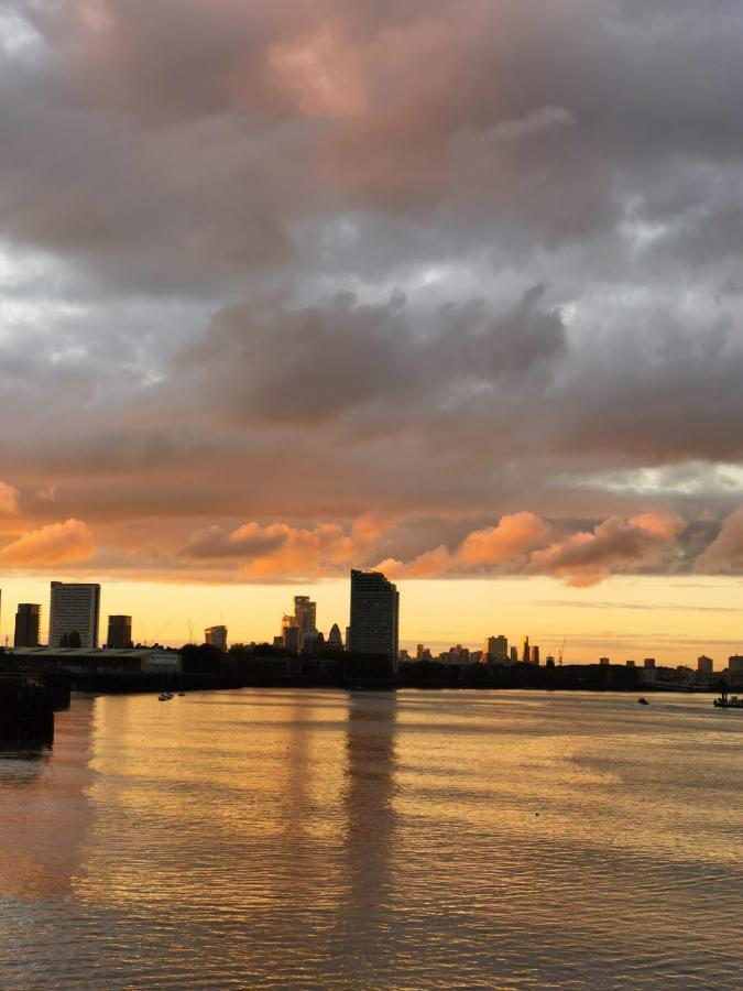 Homestay Room With Stunning Thames River View Лондон Екстериор снимка